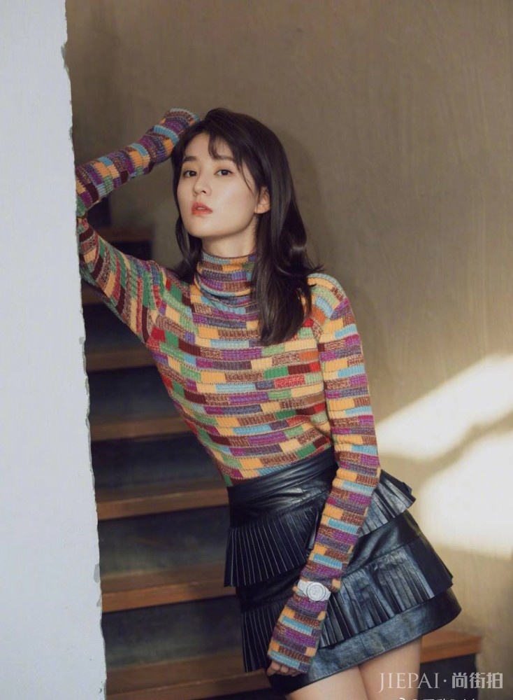 乔欣穿彩虹色毛衣，撞衫周迅，全靠气场支撑