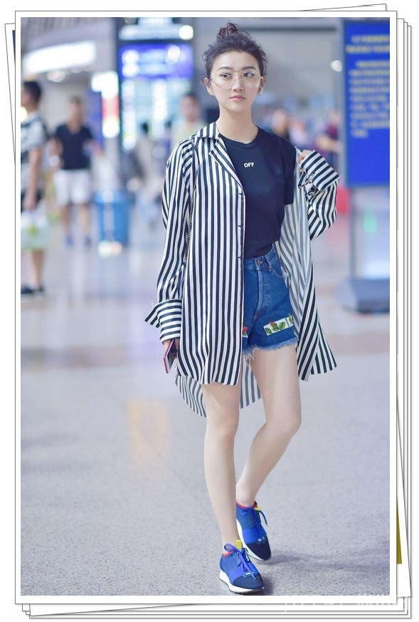 景甜真勇！这个季节还光腿走机场，网友：眼皮跟“刀砍”的一样！