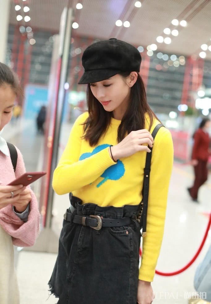 张钧甯改走少女路线了？穿黄毛衣，简直嫩炸了