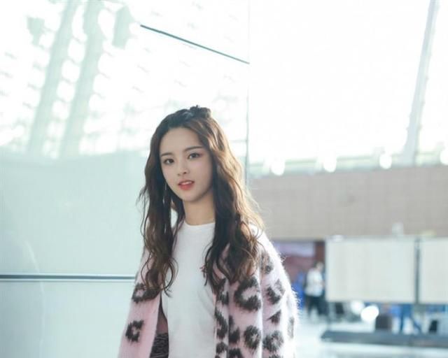 巴黎时装周特邀杨超越穿着一身桃粉,嫩的可以挤出水来!