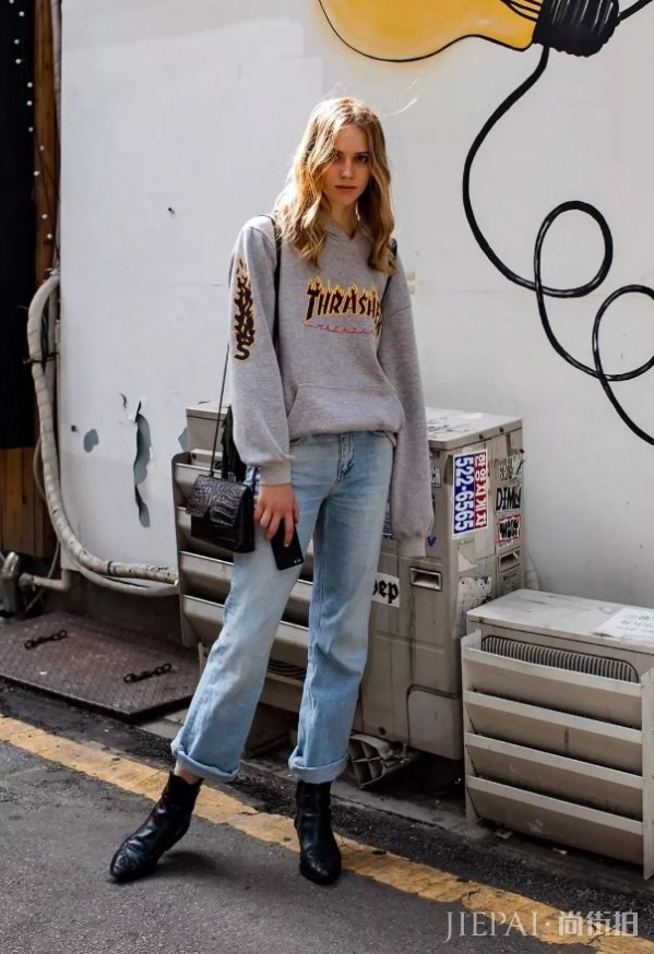 直筒裤搭配上衣，在2018秋季即将流行起来