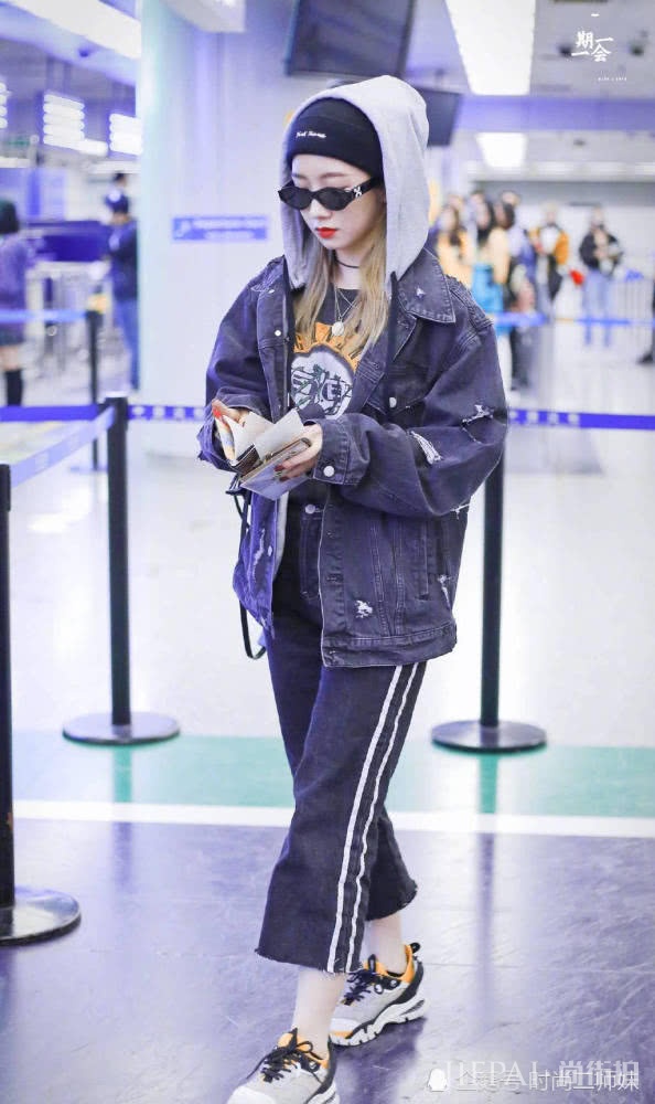 孟美岐机场街拍 穿100多元黑T恤未P照居然能白到发光