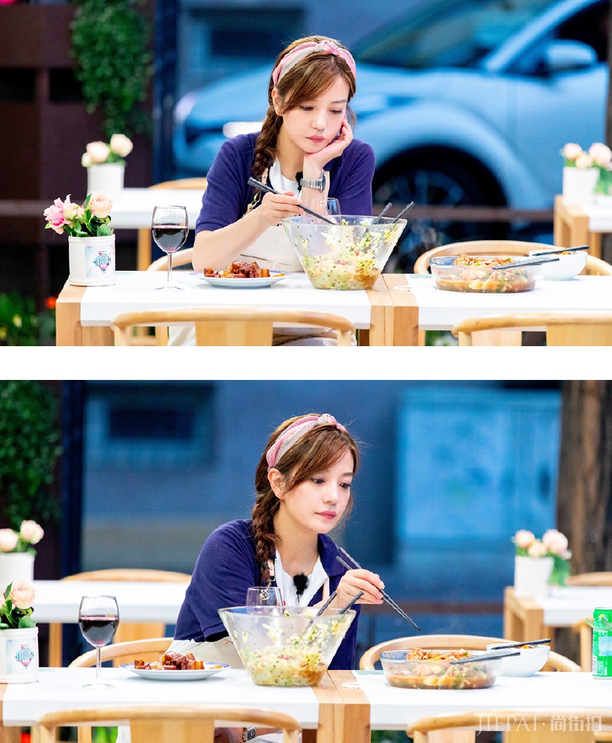 赵薇又又又变美了!戴发带造型减龄到18,看了也想戴一个