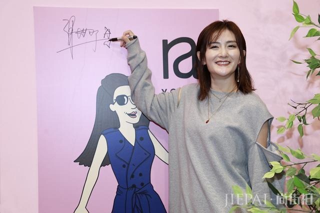 谢娜越来越会穿了!灰色毛衣配橙色高叉裙秀腿,美得像个小仙女