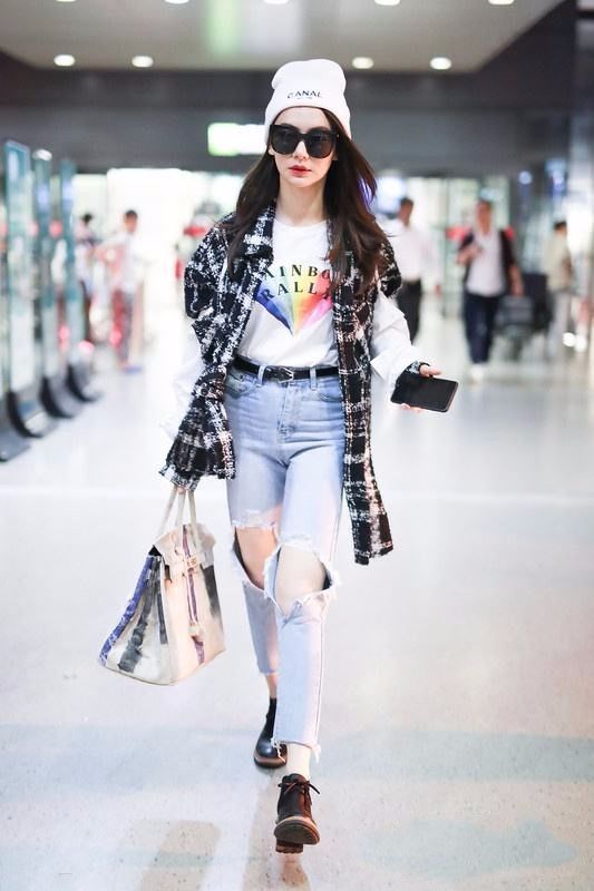 戚薇解锁了牛仔裤新穿法，裤脚绑在鞋子上，蛮时髦的！