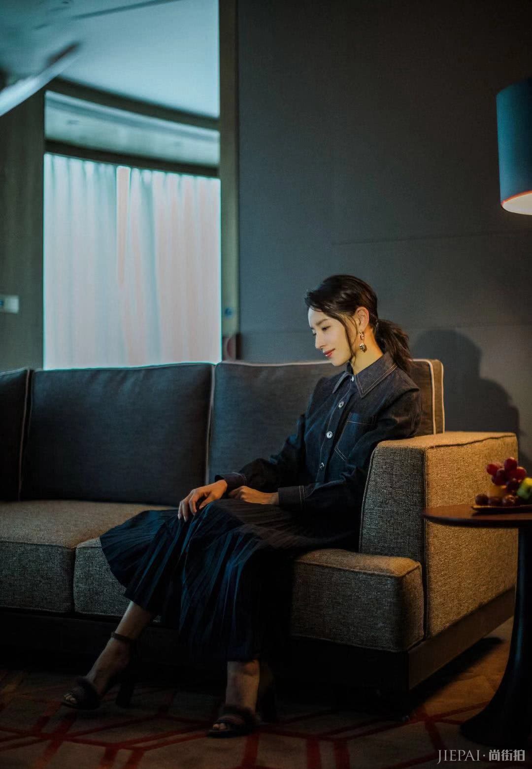 董洁剪刘海至少减龄20岁,扎低马尾穿百褶裙,少女感惊艳!