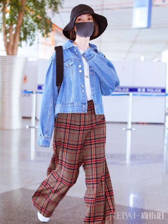 吴昕机场街拍 穿着一条睡裤就出现了!