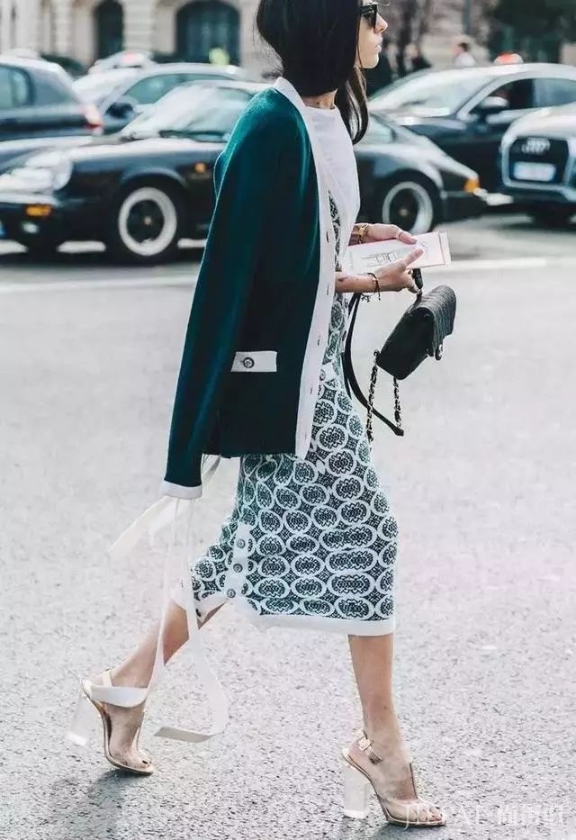 街头潮人告诉你 秋冬季度穿这6条裙子，美过一整年