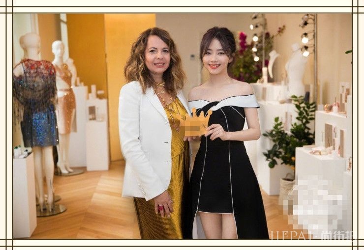 谭松韵终于性感一回！长裙非要剪成短裙穿，网友：再不是中学生了