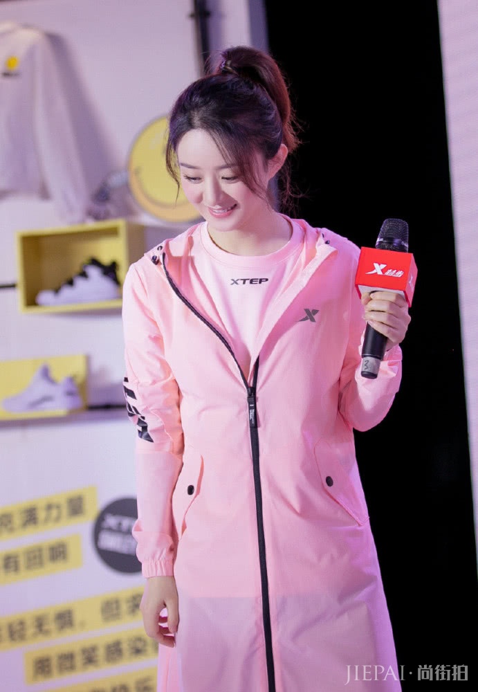 赵丽颖美呆了,一身粉色连衣裙搭配秒变18岁少女