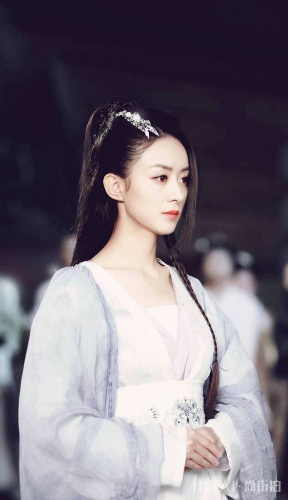 赵丽颖美呆了,一身粉色连衣裙搭配秒变18岁少女