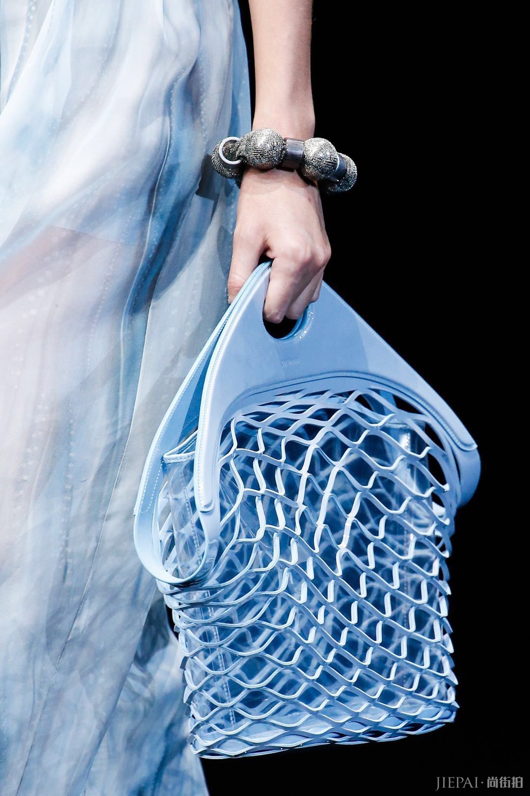 “包治百病 ”——时装周上“特别”的包包都在这里了