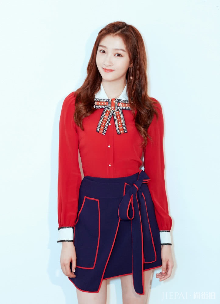 173cm的关晓彤颜值高，红装配油发也能轻松驾驭