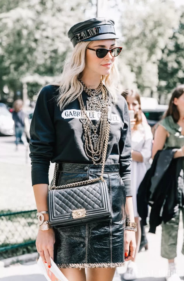 个性卫衣这样搭配,洋溢青春时尚气息,有心动的感觉吗?