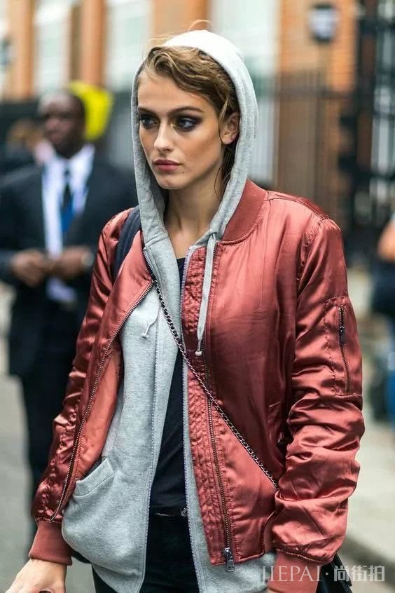 卫衣+牛仔裤=在2018秋冬街拍真的时髦炸了