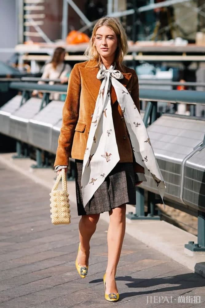 小时候的灯芯绒还记得吗?2018又火了,她们穿上美到犯规