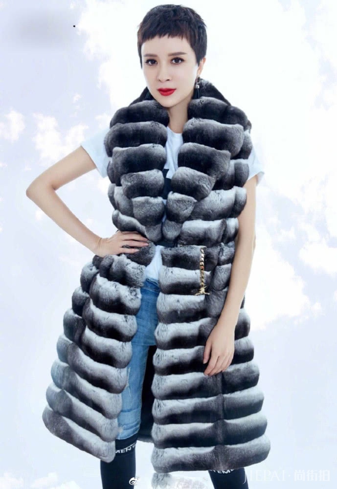 43岁金巧巧拍杂志,穿各种彩色貂皮大衣,拍出了某宝风?