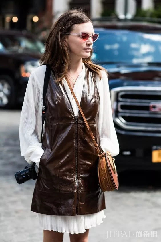 欧美街拍 潮人们秋天最时髦的穿衣打扮方法，那就是裙子叠裙子！