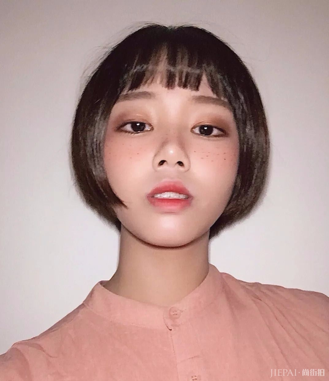 秋天给自己剪个“半额头”短发吧,轻松变女神