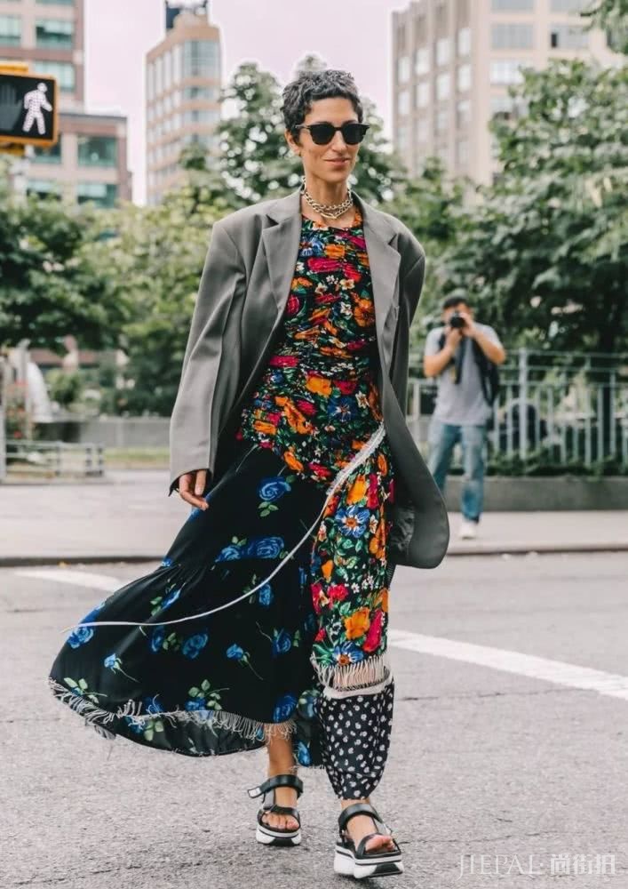 我用外套搭长裙 成为办公室最精致的女孩