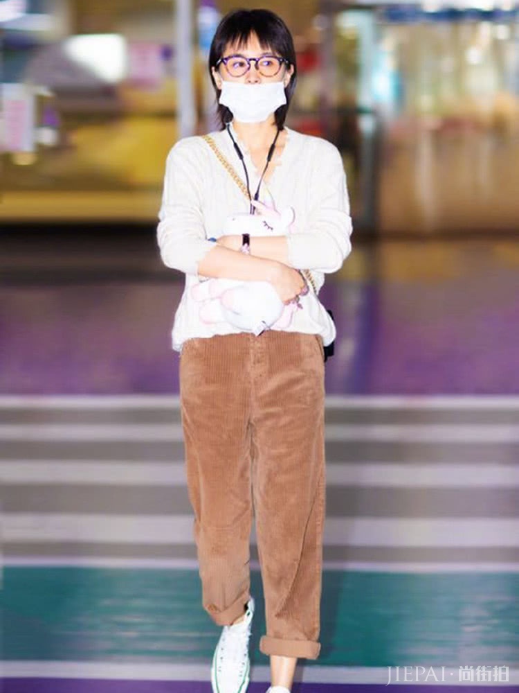 说土黄裤子穿着丑的,看看董洁和王子文的搭配,就知道什么叫美得高级了