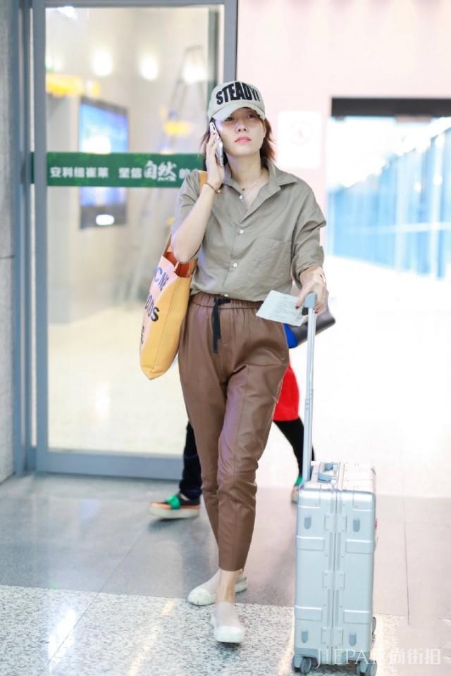 马伊琍穿旧衣,同套搭配换个发型更有气场