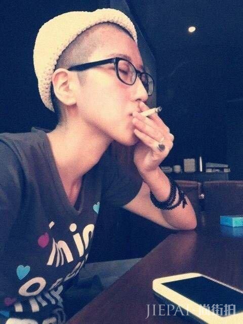 女生光头是种什么体验？从光头长到头发可以见人需要多久？