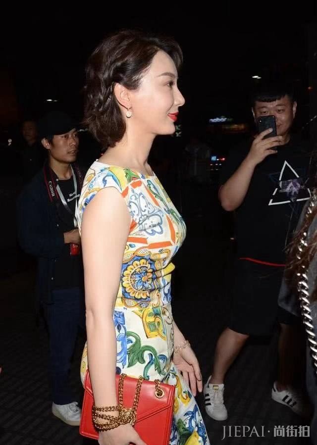 陈数的气质真好!这么艳丽的印花裙穿上却不俗气 造型完美