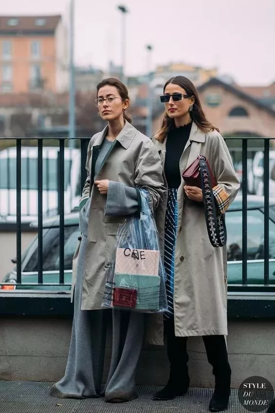 风衣+裙子，在2018的街拍中会美的很高级！