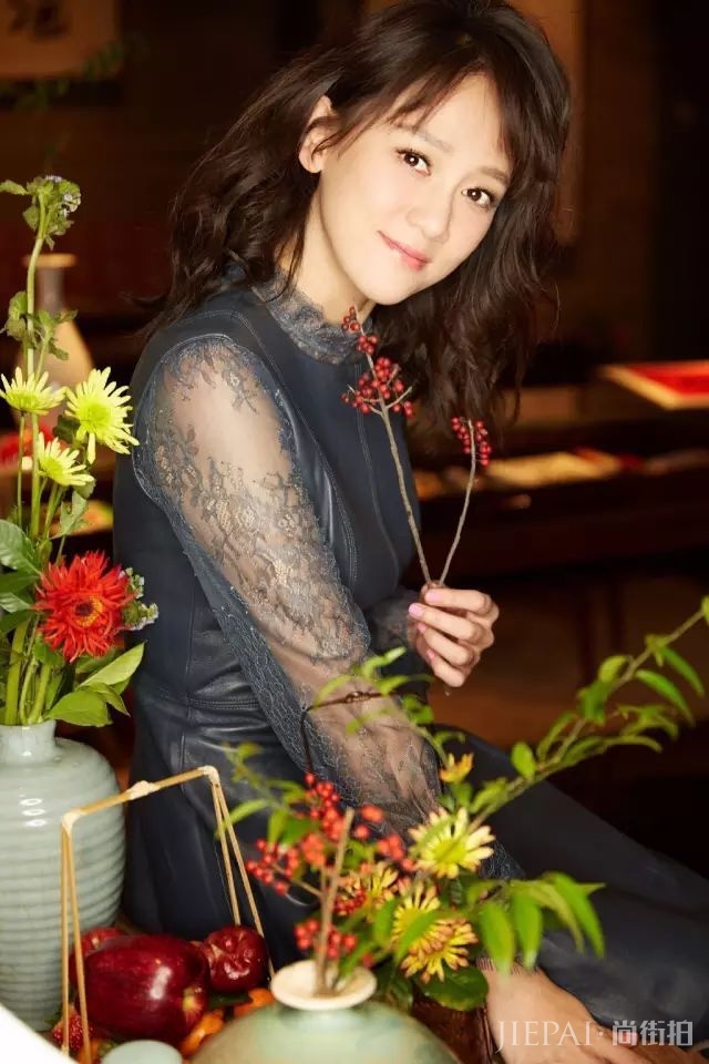 38岁陈乔恩换新发型，新的中长发发型减龄又文艺！