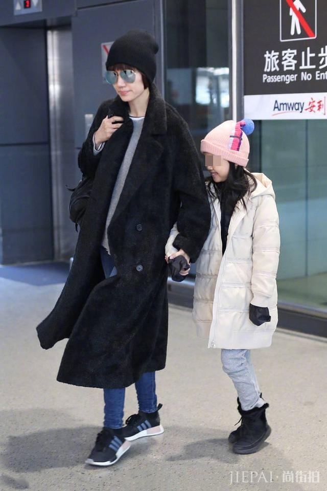 袁泉穿基础款,配牛仔大衣真减龄,教科书般的气质真是一股清流