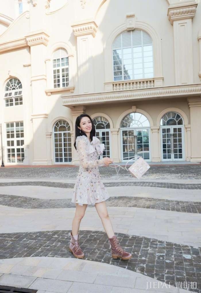 董璇贴心种草，晒街拍秀甜美动感笑容