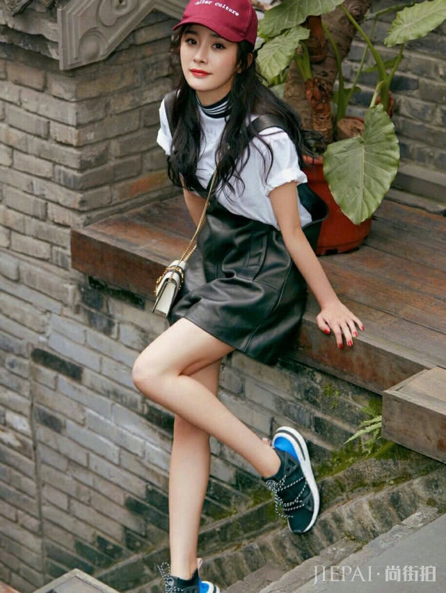 杨幂在节目里很出彩，这句话亮了，身上的衣服更时髦