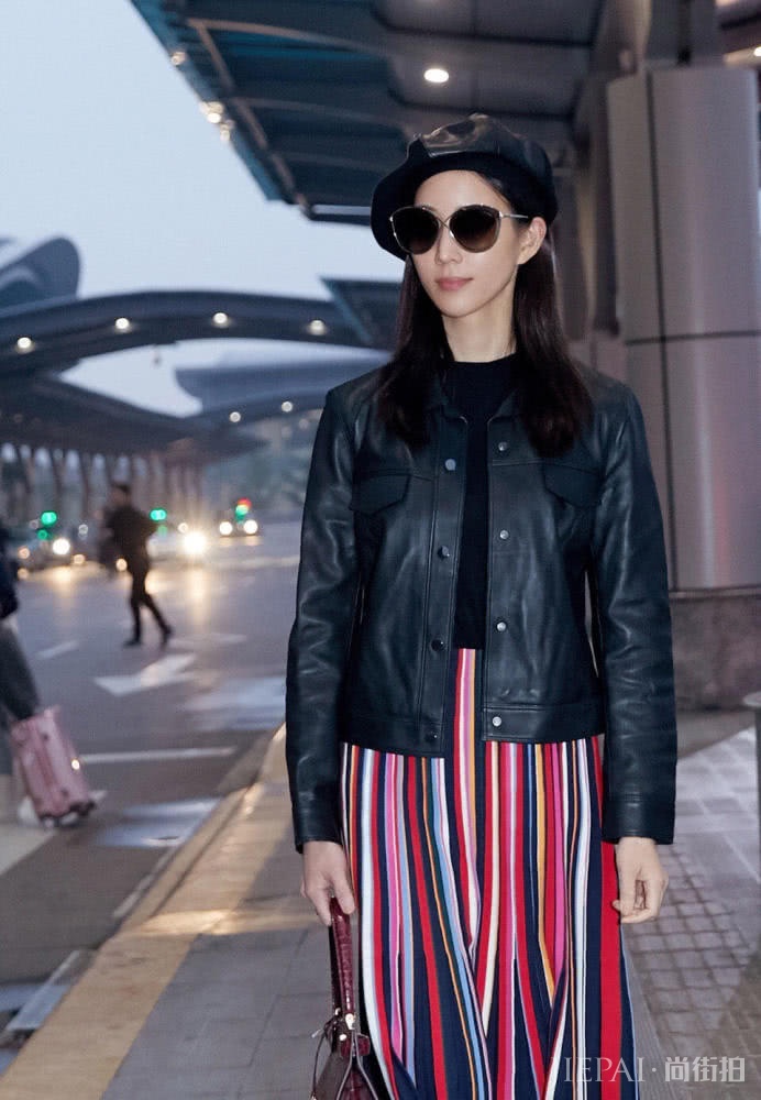 张钧甯街拍 “花布条”裙也能穿出甜美帅气感，气质脸蛋缺一不可