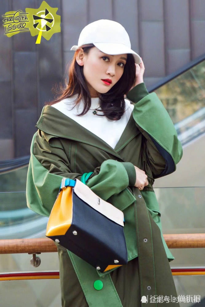 陈乔恩最新街拍，绿风衣配短靴女人味十足