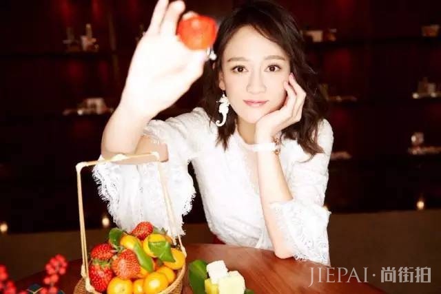 38岁陈乔恩换新发型，新的中长发发型减龄又文艺！