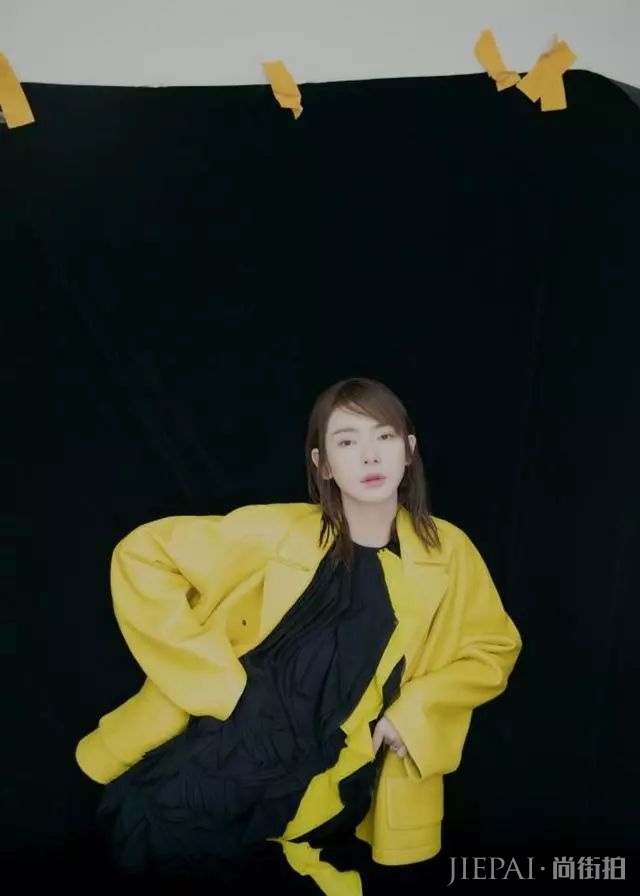 这是霸气的戚爷?换了发型人都变样了!网友:摆什么pose都没用了