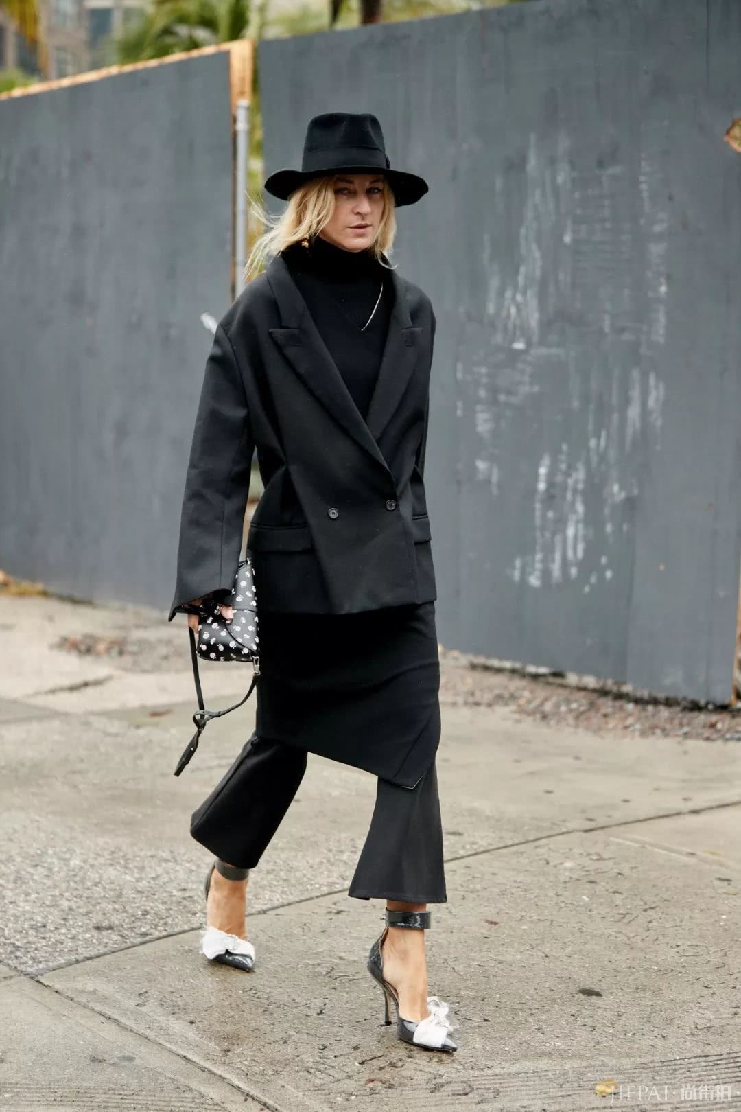 复古风盛行的当下，看欧美明星和街头潮人背这样的包包更出彩