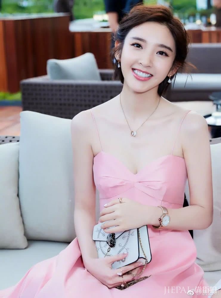 唐艺昕真会化妆 选唇色品味简直好的不要不要的