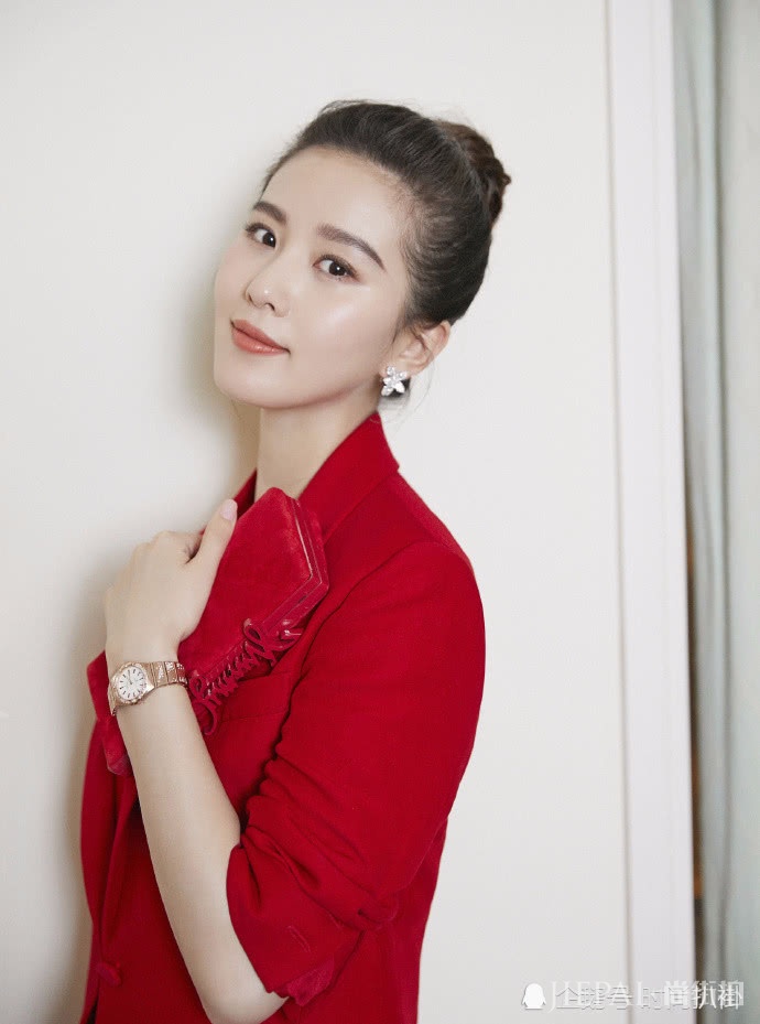 刘诗诗“闭关”四月后穿红色西装裙亮相,身材圆润女人味十足