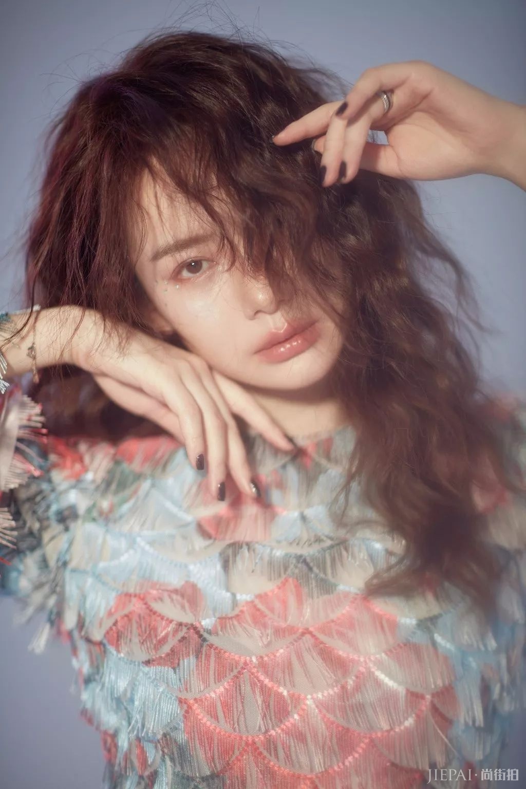 烫发发型,她的海藻头火了减龄显脸小!