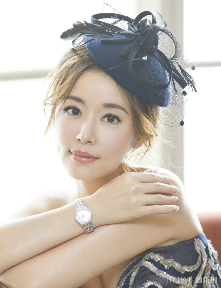 林心如用两套服装出席活动,作训服精致礼服优雅,扎葫芦辫甜炸了