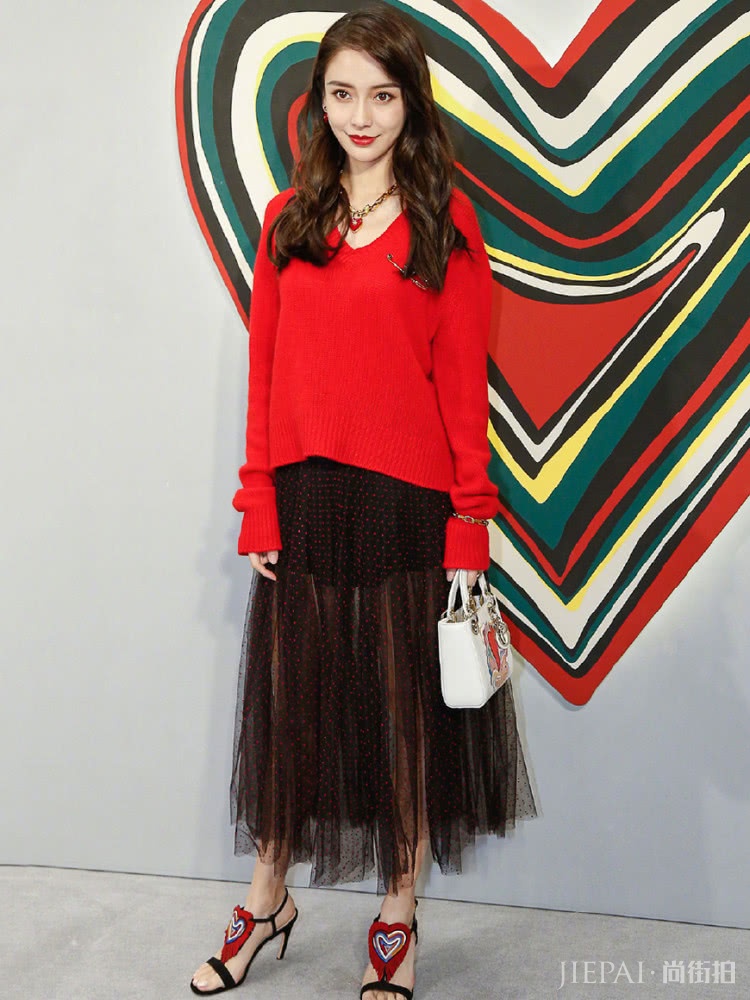 鸡心领毛衣又火了,不仅少女辣妈爱穿,娘娘们也喜欢