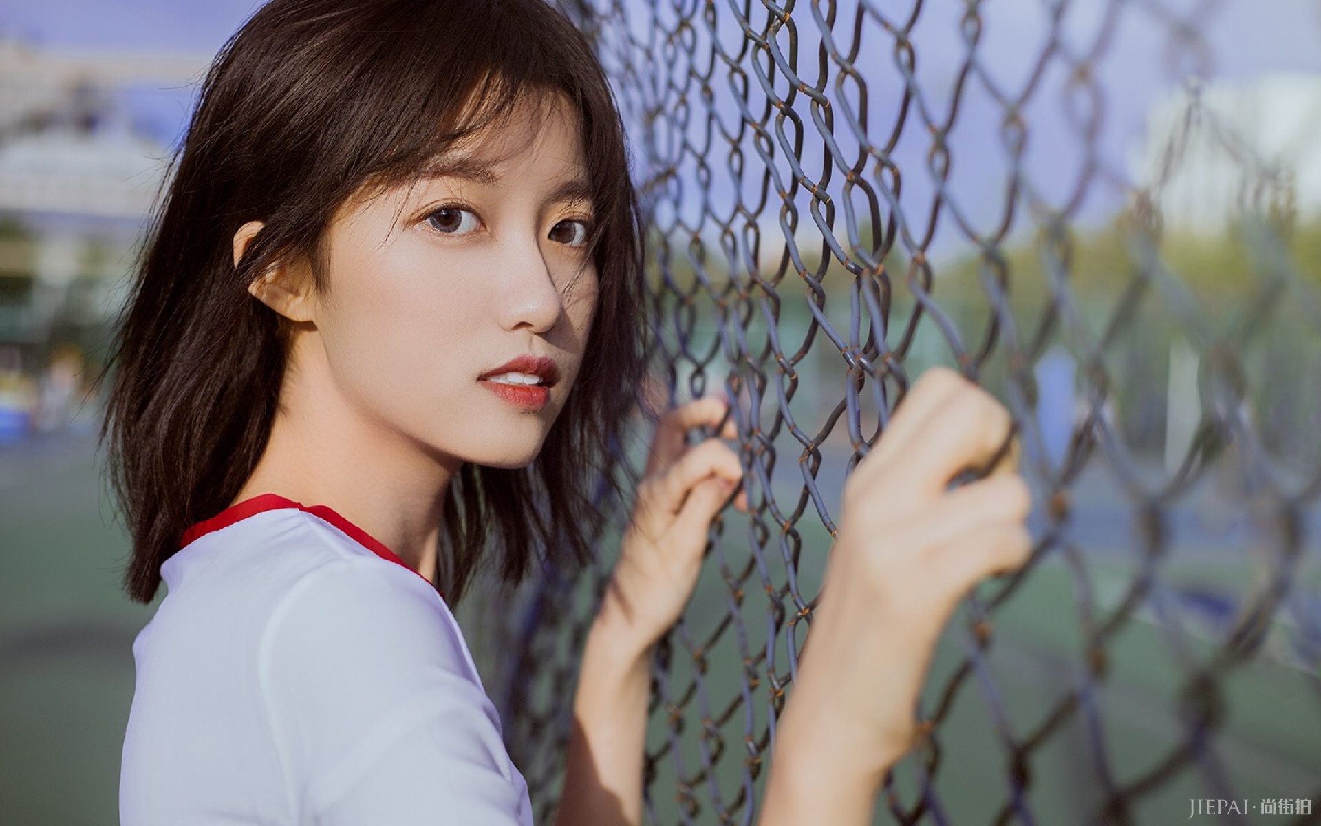 操场上的网球少女运动风格唯美写真照片