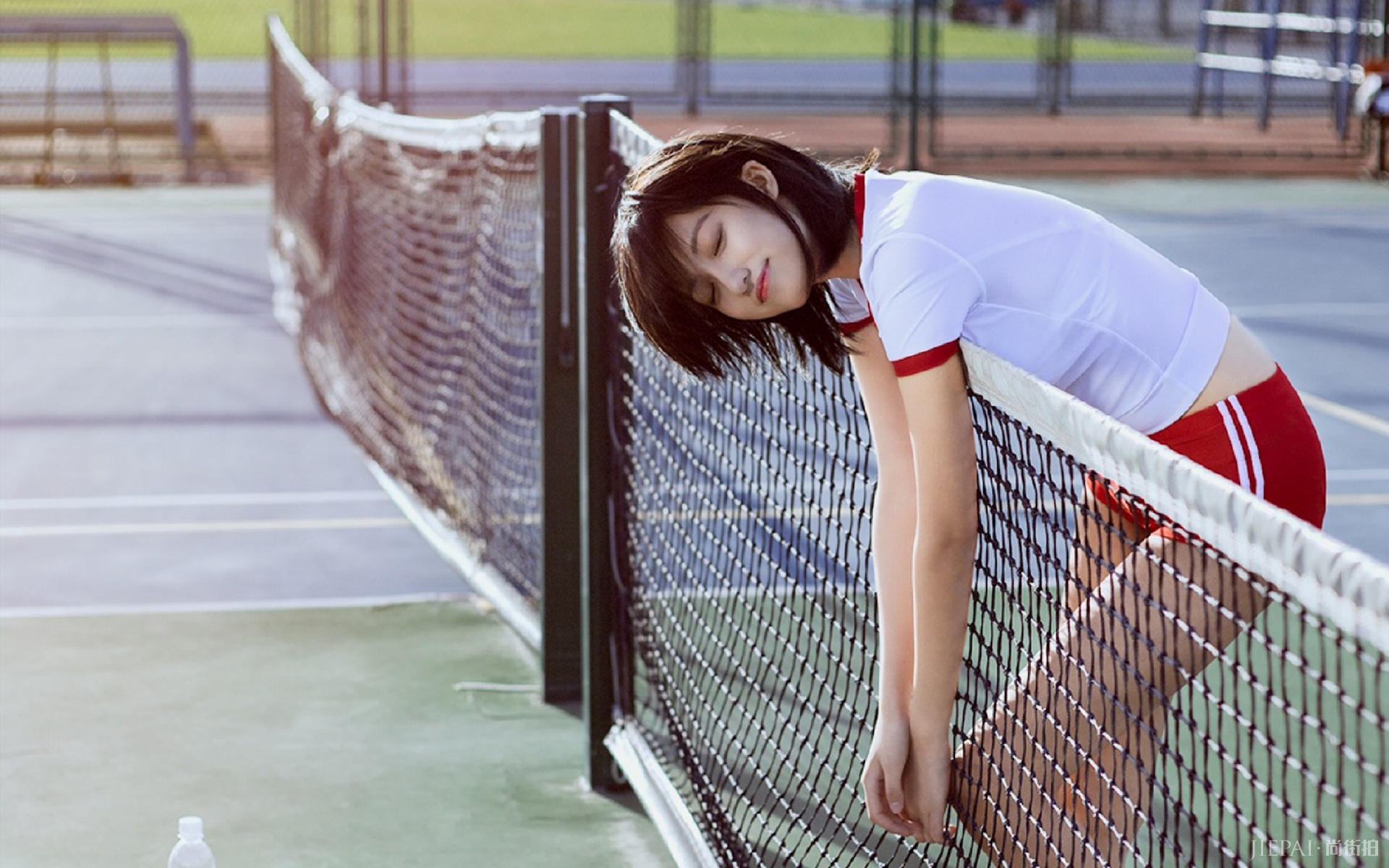 操场上的网球少女运动风格唯美写真照片