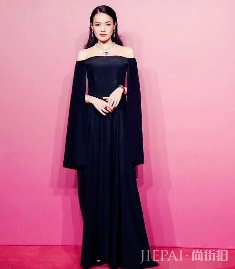 舒淇西装外套开到肚脐,穿红色秧歌腰带走红毯,这一身真辣眼睛!