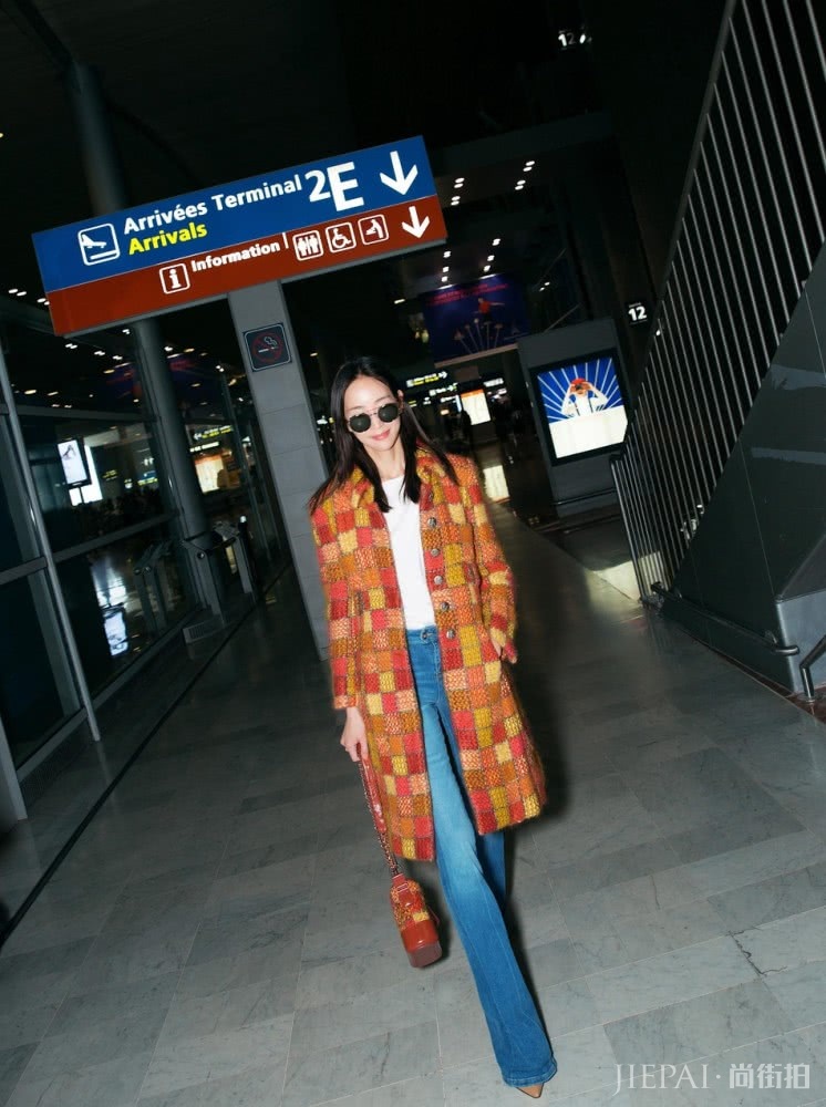 张钧甯演绎秋季基础穿搭，牛仔衣搭休闲裤照样穿出好气质