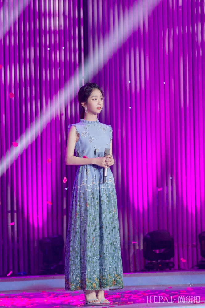 谭松韵太有少女感!沉闷的黑色连衣裙在她身上竟然穿出了满屏少女感