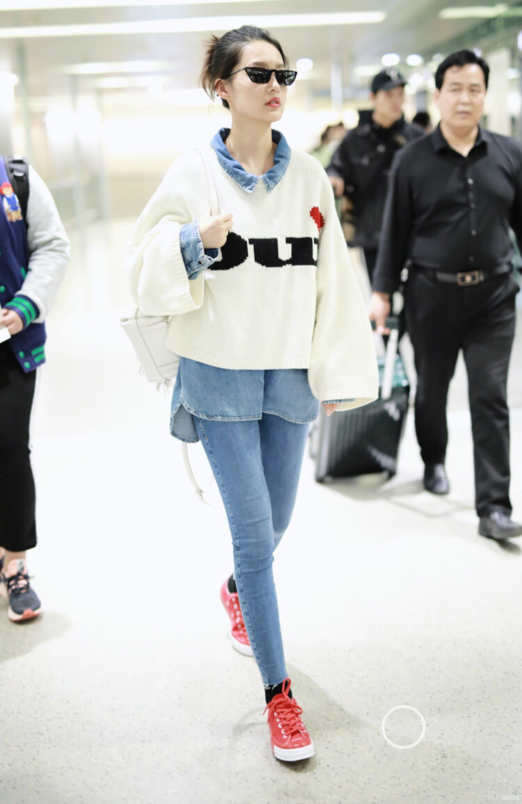 李沁居然在紧身裤里面塞秋裤，瘦得很过分了，一般人根本穿不了！