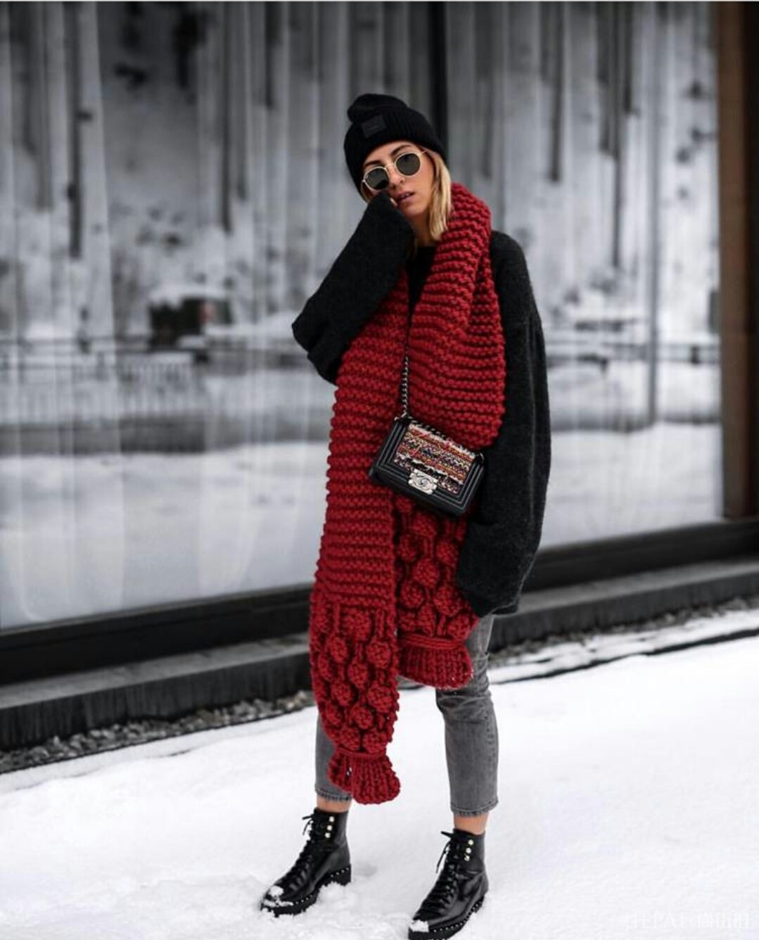 欧美秋冬街拍，围巾这样系既时髦又好看